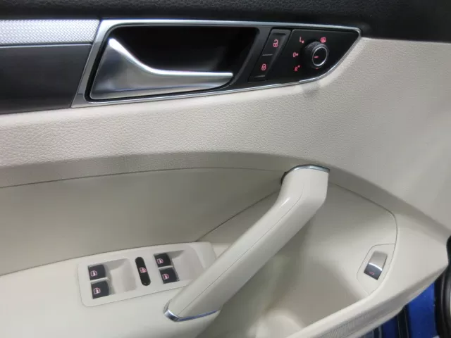 2017 VOLKSWAGEN PASSAT