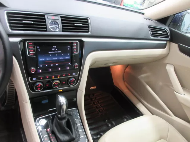 2017 VOLKSWAGEN PASSAT
