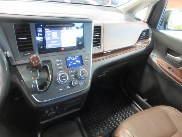 2015 TOYOTA SIENNA